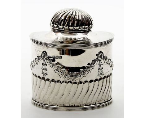 Ovale Teedose. 925/000 Sterlingsilber, 154 g. Im unteren Bereich kannelierte Wandung, darüber umlaufende Lorbeergirlande im R