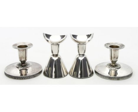 Zwei Paar Leuchter, je einflammig. Silber (gefüllt). Glatter, konischer Schaft bzw. niedrige Form mit Ornamentdekor. Kratzer.