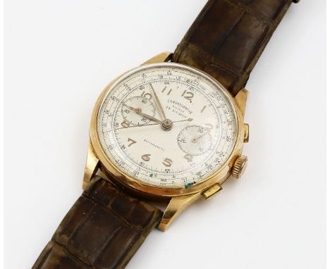 Herren-Armbandchronograph "Chronograph Suisse". Rundes 750/000 GG-Gehäuse. Matt versilbertes Zifferblatt mit goldenen, arabis