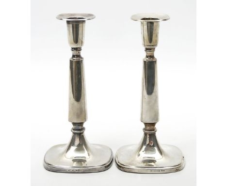 Paar moderne Leuchter, je einflammig. 800/000 Silber (gefüllt). Glatte Balusterform. L. Kratzer. Mz. K &amp; E (verputzt), Ve