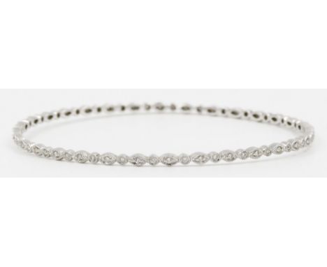 Brillantarmreif "House of R&amp;D". 585/000 WG, brutto 6,9 g. Umlaufend besetzt mit 29 Brillanten, zus. 0,65 ct., tw-w/vsi1-s