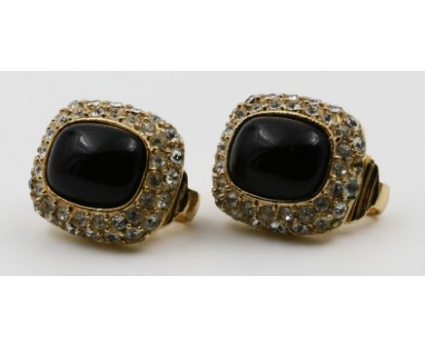 Paar Ohrclips, CHRISTIAN DIOR. Doublé. Je mit schwarzem Cabochon (1x Kratzer), umgeben von farblosem, rund facettierten Besat