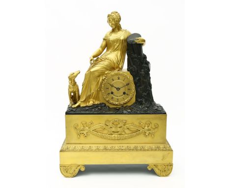 Empire-Pendule "BALTZAR A Paris". Feuervergoldete bzw. dunkelbraun patinierte Bronze. Architektonisches Gehäuse mit plastisch