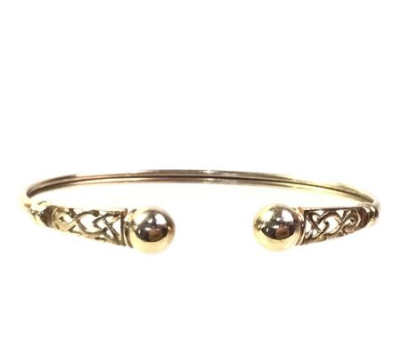TORQUE BANGLE, NINE CARAT GOLD  with ball terminals and pierced decorationQty: 6.3g
