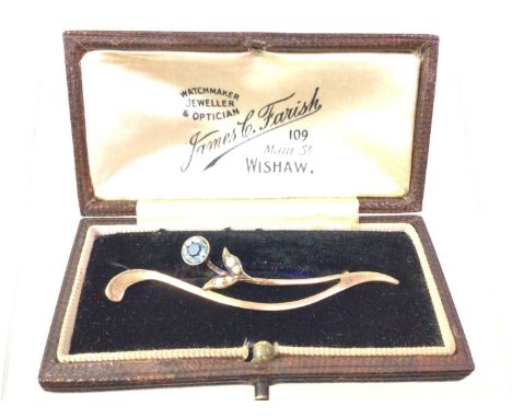 COLLECTION OF GEM SET JEWELLERY, including a nine carat gold brooch, eighteen carat gold ring, necklace