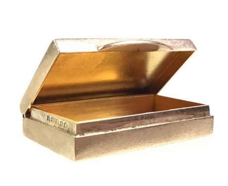 GOLD VINAIGRETTE STYLE MINIATURE BOX, IN NINE CARAT GOLD hinged, with engine turned decoration and marked for nine carat gold