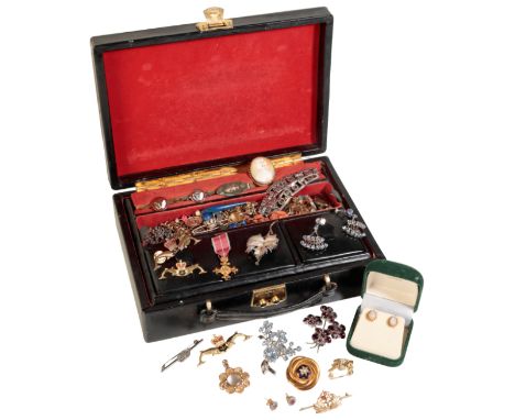 A COLLECTION OF JEWELLERY&nbsp;to include a Victorian unmarked yellow metal brooch, set with a seed pearl on a blue enamel st
