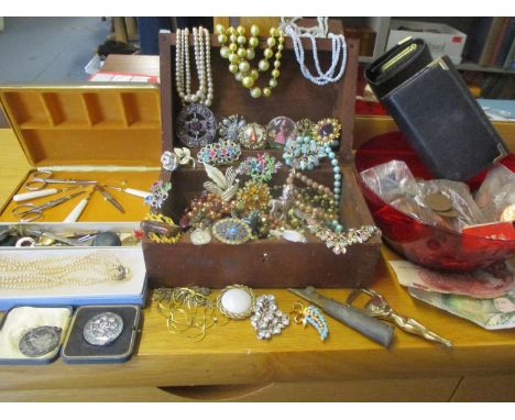 Mixed British coinage and notes, mostly modern day together with a wooden box containing vintage costume jewellery, two Horti