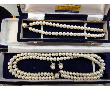 A matching pearl necklace, bracelet and earringsLocation: Cab 