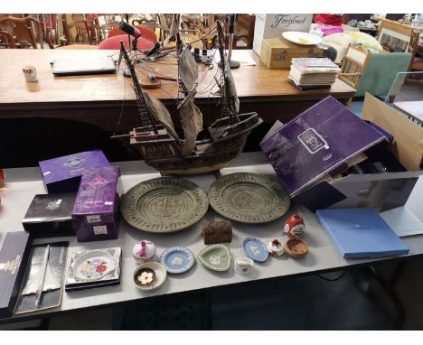 A mixed lot to include a wooden model of a ship, a Herend pot and cover, two Booth plates, Edinburgh crystal, Wedgwood, books