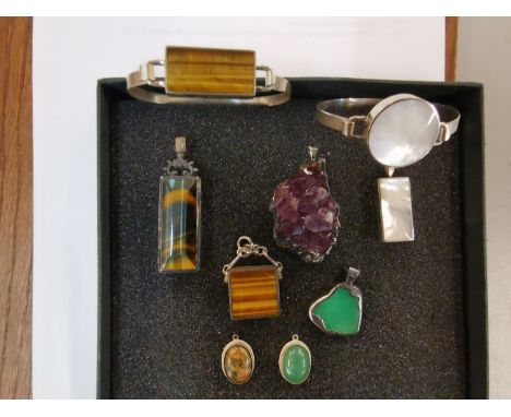 Mixed jewellery to include amethyst, malachite and Mother of pearl and other stones, set mainly in silverLocation: Porters 