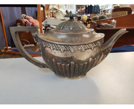 An early 20th century Birmingham silver teapot by James Allen, 500g Location: Porters 