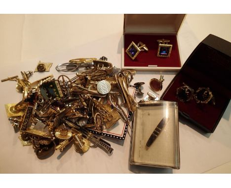 Box of mixed gents tie clips and cuff links. P&amp;P Group 1 (£14+VAT for the first lot and £1+VAT for subsequent lots) 