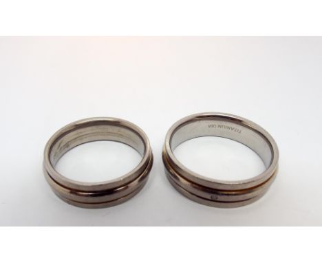 Two titanium wedding bands, weight 7g