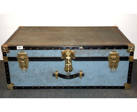 A vintage cabin trunk, 84 x 32 x 50cm.