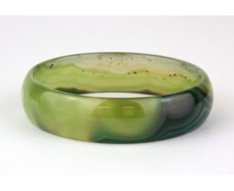 A banded agate bangle, W. 1.6cm, Dia. 5.8cm.