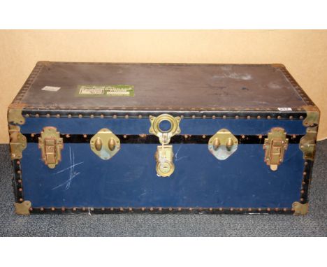 A large vintage cabin trunk, 91 x 51 x 35cm.