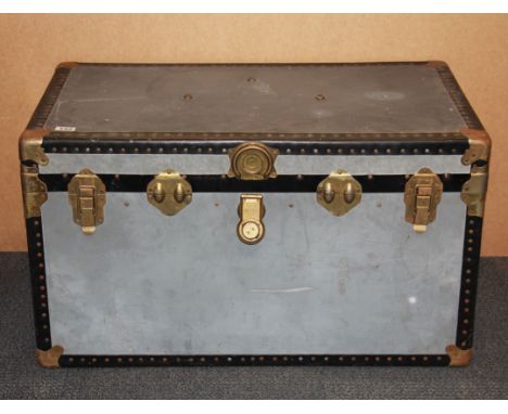 A large vintage cabin trunk, 90 x 51 x 52cm.