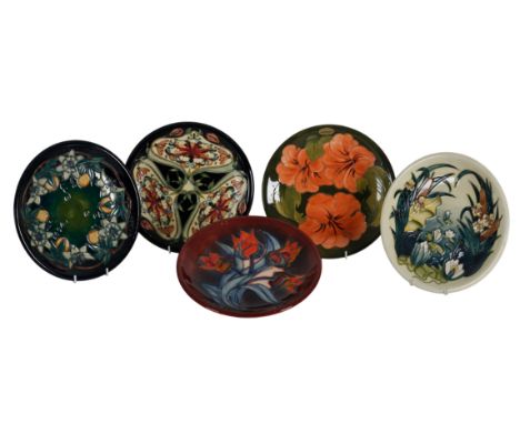 A GROUP OF FIVE WILLIAM MOORCROFT PLATES late 20th/early 21st century, of varying designs, including one decorated with lilly