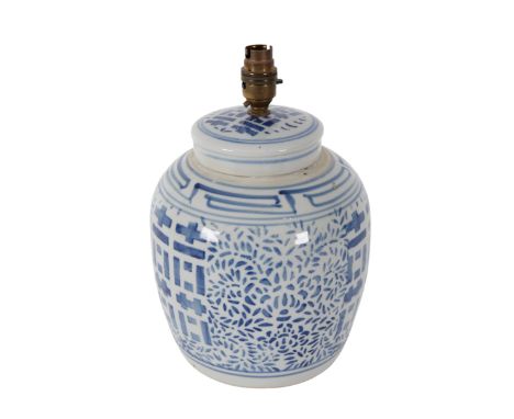 A CHINESE BLUE AND WHITE PORCELAIN 'GINGER JAR' TABLE LAMP 20th Century, with shade, 48cm high