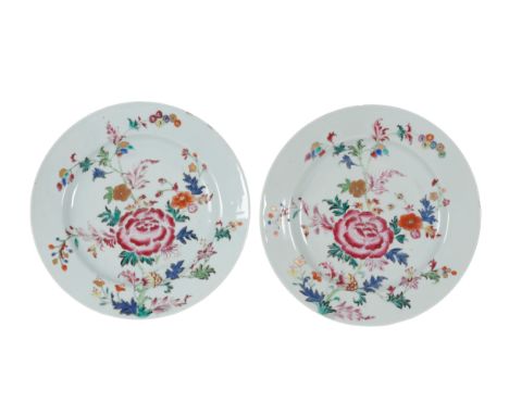 A PAIR OF CHINESE FAMILLE ROSE PORCELAIN PLATES Qianlong period, enamelled and gilded with chrysanthemums, each 23cm diameter