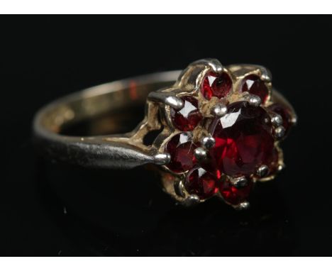 A vintage silver garnet cluster ring Size L1/22.99g