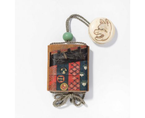 Holz-Inrô und NetsukeJapan, um 1900. Kiri-Holz mit Lackarbeit. Dreiteiliger Inrô mit polychromer Lackarbeit. Noren und Theate