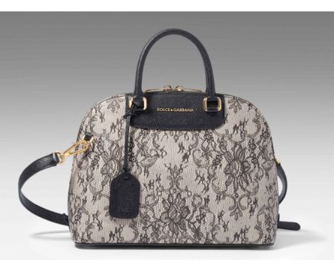 Dolce&Gabbana, HandtascheAus grau-beigem Leder mit Spitze-Print. Goldfarbene Metallbeschläge. Reissverschluss. Schulterriemen
