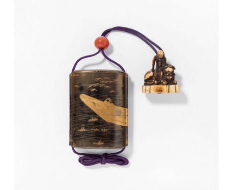 Lack-InrôJapan, 19.Jh. Fünfteilig. Gold-hira- und takamaki-e auf roiro-Grund. Sinnierende männliche Figur im Boot. L 7,5 cm. 