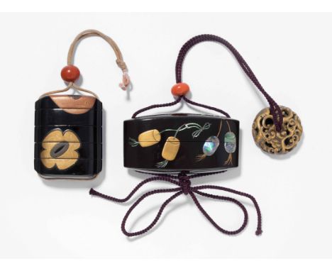 Lot: 2 InrôsJapan, 20.Jh. Der eine Inrô fünfteilig, mit Tsuba-Dekor in polychromem togidashi maki-e auf roiro-Grund. H 6,5 cm