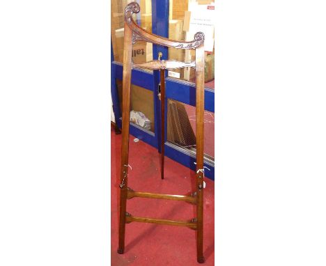 An Edwardian mahogany free standing artist's easel