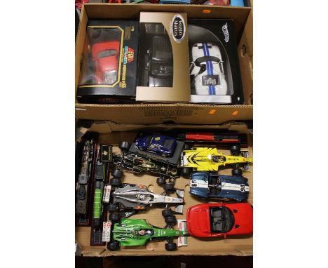Two boxes of 1:18 scale boxed and loose modern issue diecast to include Burago Ferrari F40, Commer Revell Deutsch Viper RT10 
