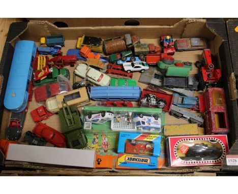 A tray of loose and playworn diecast to include Matchbox Bedford tractor, Dinky Toys Aveling Barford diesel roller, and other
