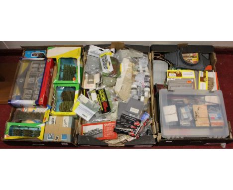 3 trays of 00 gauge related accessories and kit sets to include; Bachmann Branchline Swindon tunnel entrance, K&amp;M models 