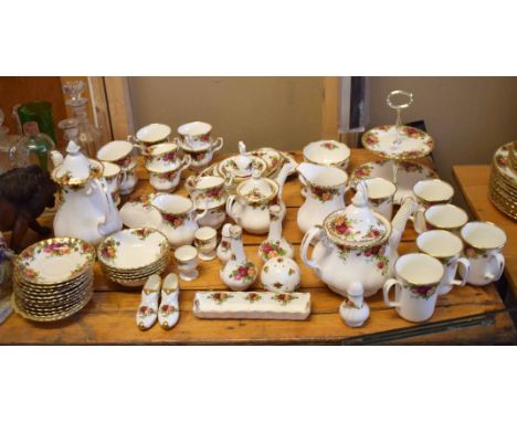 Extensive collection of Royal Albert Old Country Roses china including 11 dinner plates, 12 side plates, 6 dessert plates, 12