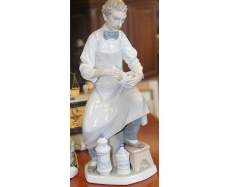 CAPODIMONTE GROUP OF A PHARMACIST, A LLADRO FIGURE AND A LLADRO LAMP