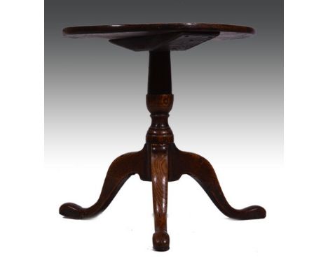 Oak pedestal table, of small size, circular top, reduced column on tripod legs, height 46cm.