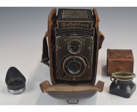 Rolleicord TLR camera with Carl Zeiss Triotar 1:4.5 f=7.5cm lens, in leather case with lens hood etc