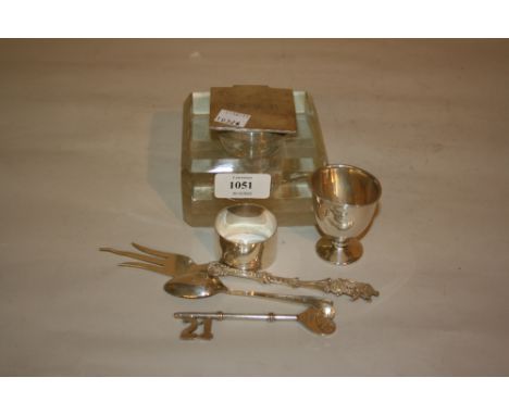 Birmingham silver mounted and cut glass square form heavy inkwell by Mappin and Webb (cover loose), sterling silver key, silv