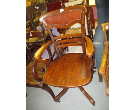 Early 20th Century oak swivel office chair with slat back and panel seat on a quadruped base bearing the label of Lea and Co.