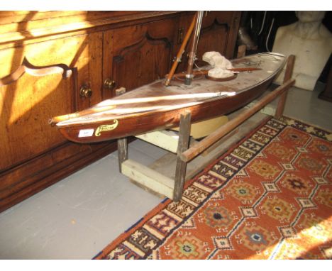 Large mid 20th Century model pond yacht, the simulated plank deck above a clinker built hull and cream painted keel with lead