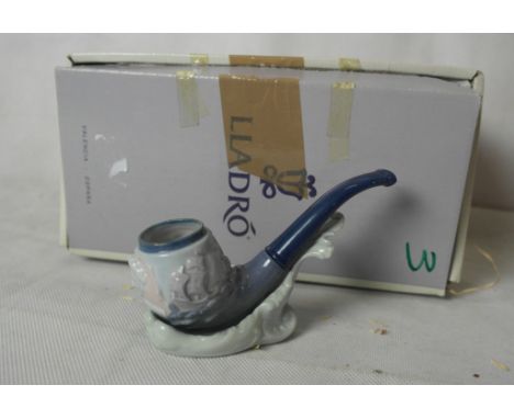 A boxed Lladro scalore pipe 05613