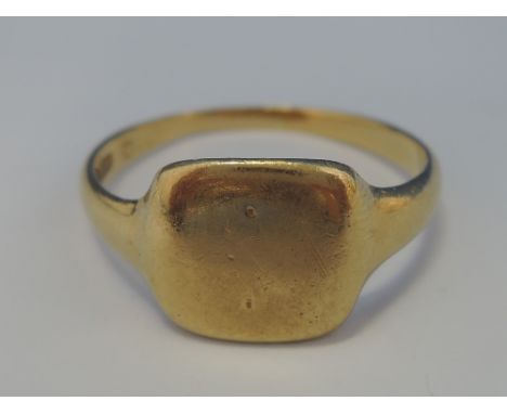 A gents 18ct gold signet ring having a 1940's inscription to reverse