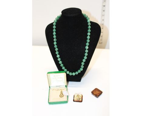 Selection of vintage costume jewellery 