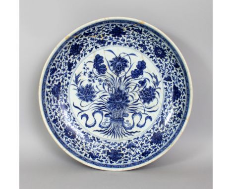 A LARGE CHINESE YONGZHENG PERIOD MING STYLE 'LOTUS BOUQUET' PORCELAIN DISH, of saucer shape, the interior painted with a ribb