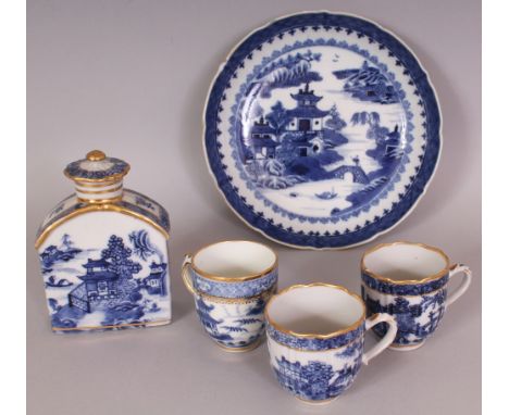 A GROUP OF 18TH CENTURY CHINESE EXPORT QIANLONG PERIOD BLUE & WHITE PORCELAIN WARES, comprising a tea caddy and cover, three 