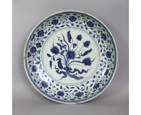 A LARGE RARE 15TH CENTURY CHINESE MING DYNASTY YONGLE PERIOD 'LOTUS BOUQUET' PORCELAIN DISH, of saucer shape, the interior pa