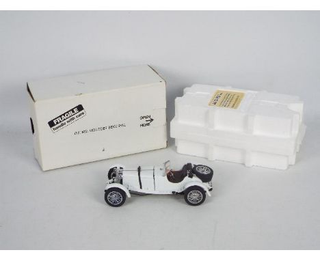 Danbury Mint - A boxed 1:24 scale 1931 Mercedes-Benz SSKL. by Danbury Mint. The model appears to be in Mint condition, and is