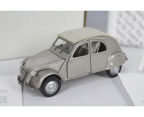 Franklin Mint - A boxed 1:24 scale 1951 Citroen 2CV. The model appears to be in Near Mint condition with swing label inside m