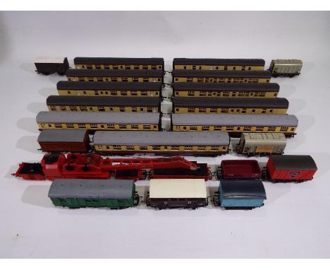 Lima - Mainline - Wrenn - Hornby - 21 x 00 gauge coaches and wagons including three Lima # 305311 Mk1 Corridor Composite, thr